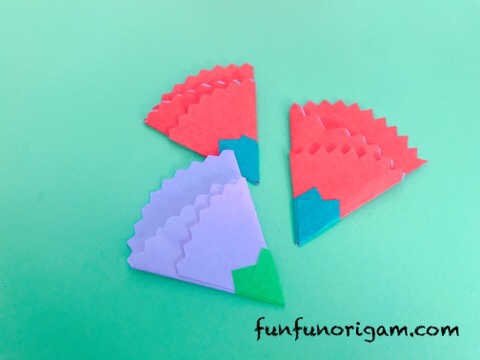 折り紙でカーネーションを作ろう 平面で簡単だから幼児向け たのしい おりがみ